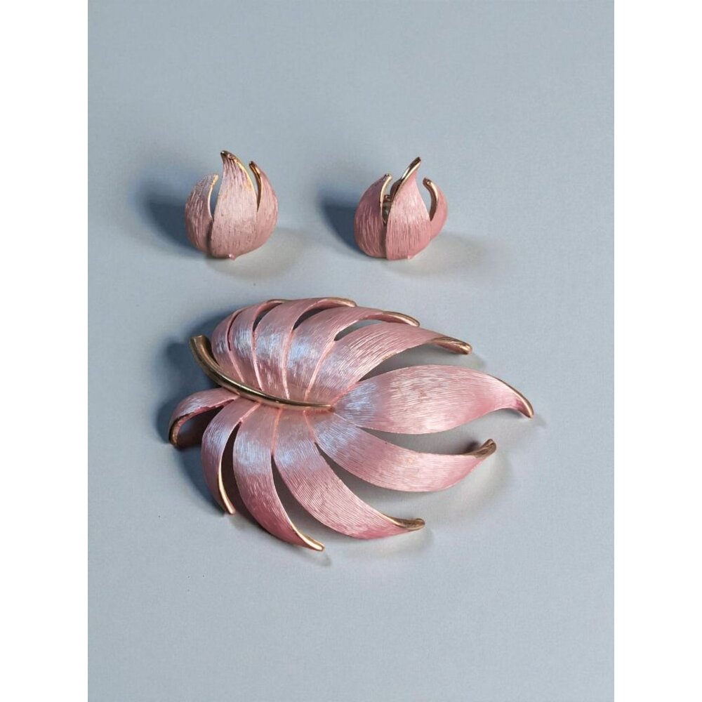 Vintage Pink Enamel Leaf Brooch & Clip-On Earrings Set Mid-Century Gold Tone Dem